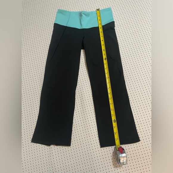 Women 💙🖤Lululemon Gather & Crow Crop
Black/Tonka Stripe Angel Blue, size 4 - Picture 6 of 11